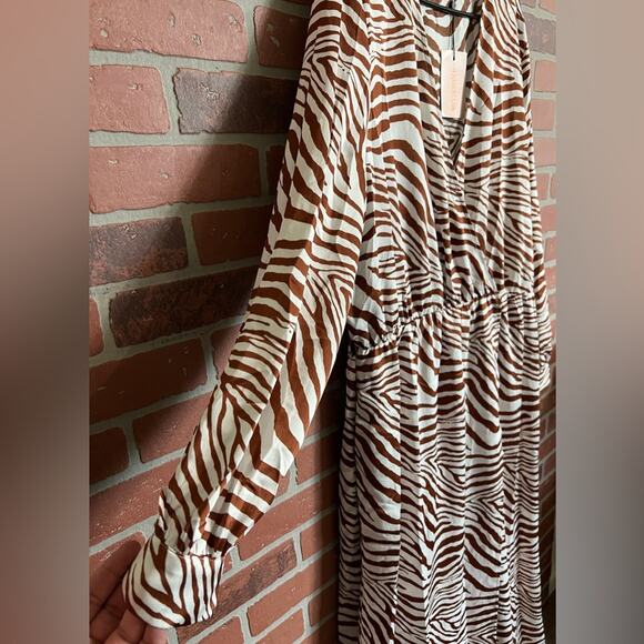 Missguided | NWT Zebra Long Sleeve V-Neck Maxi Dress - Picture 2 of 9
